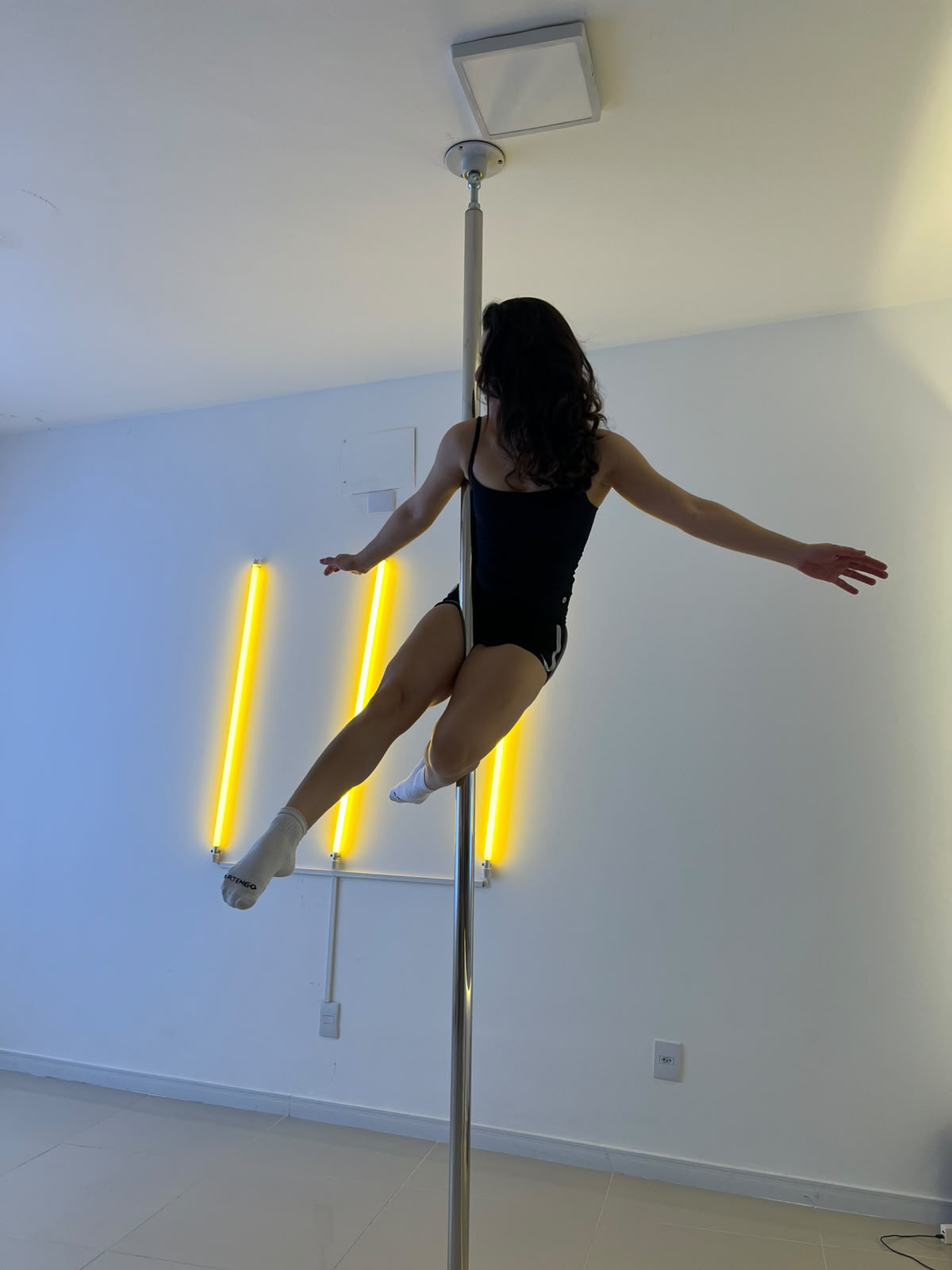 Aluna da Evoá praticando pole dance na barra, foto 3