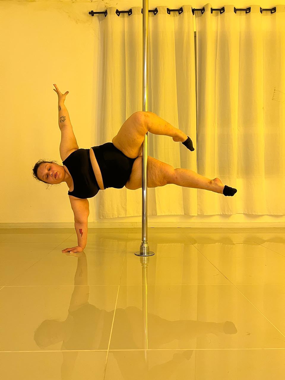 Aluna da Evoá praticando pole dance na barra, foto 7